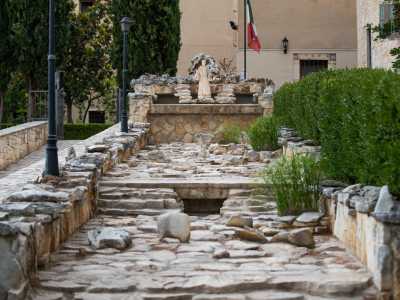 ...oltre a una fontana a cascata con la statua di San Francesco
